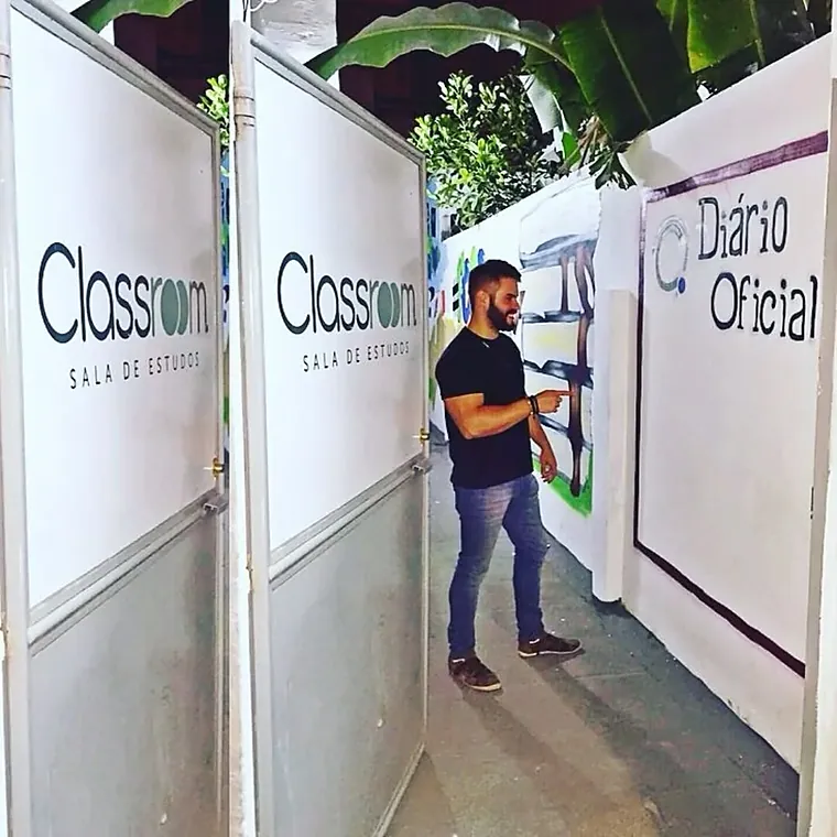 Corredor de cabines individuais da Classroom