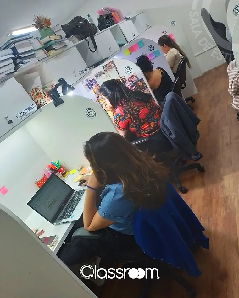 Sala de estudos da Classroom vista de cima, com clientes nas bancadas individuais