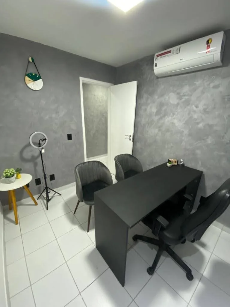 Sala individual privativa da Classroom Graças, com ring light, ar-condicionado e porta para o banheiro privativo
