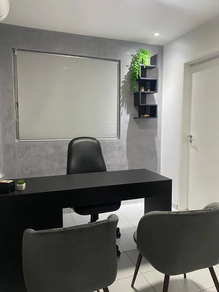 Sala individual privativa da Classroom Graças: mesa, cadeira executiva, duas poltronas e persiana